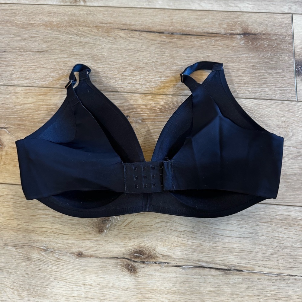 Soma Vanishing 360 Wireless black bra, adjustable straps and band, 36D. - Picture 3 of 6